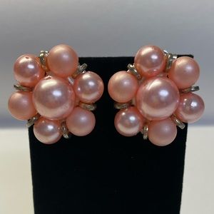 Vintage pink faux pearl clip on earrings!